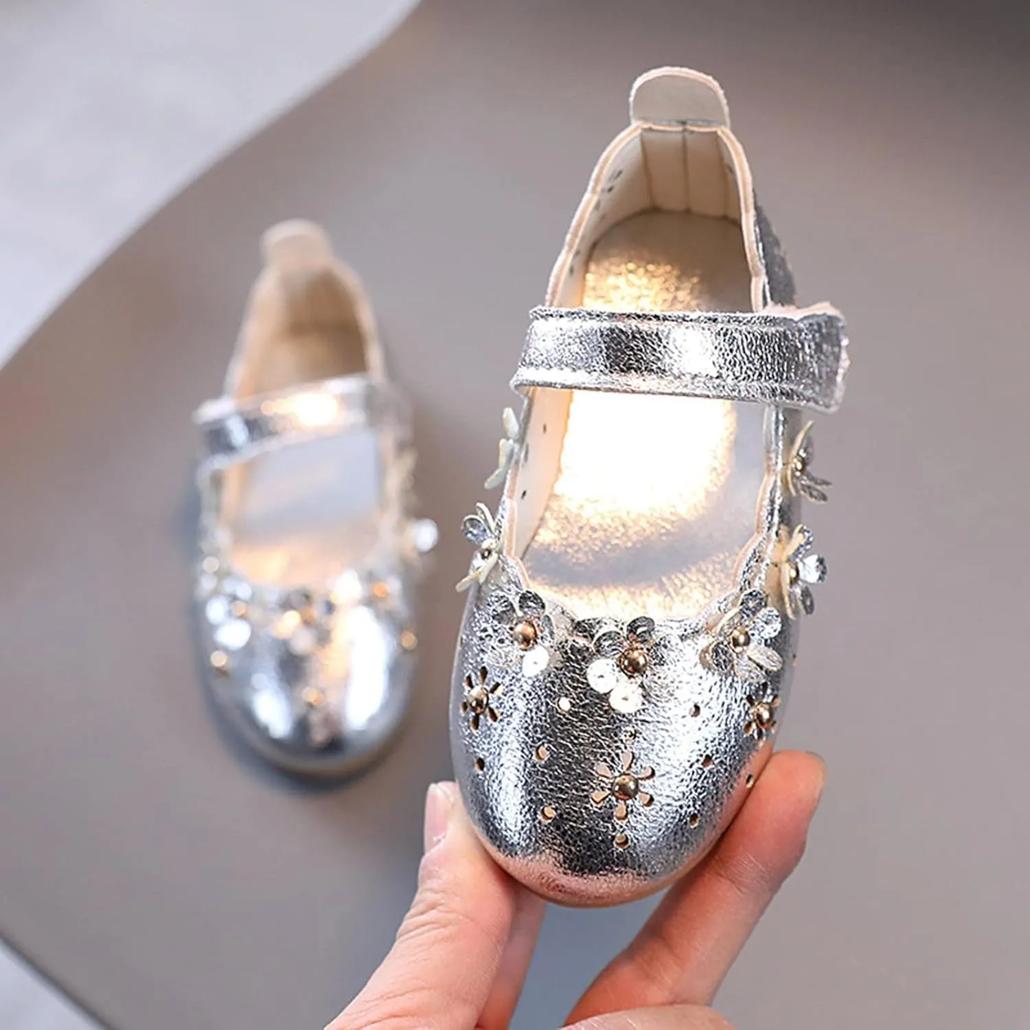 Children Low Heel Foot Warmer Girls Sandal Shoes Flower Shoes Hollow Flower Shoes Soft Sole Princess Sandals