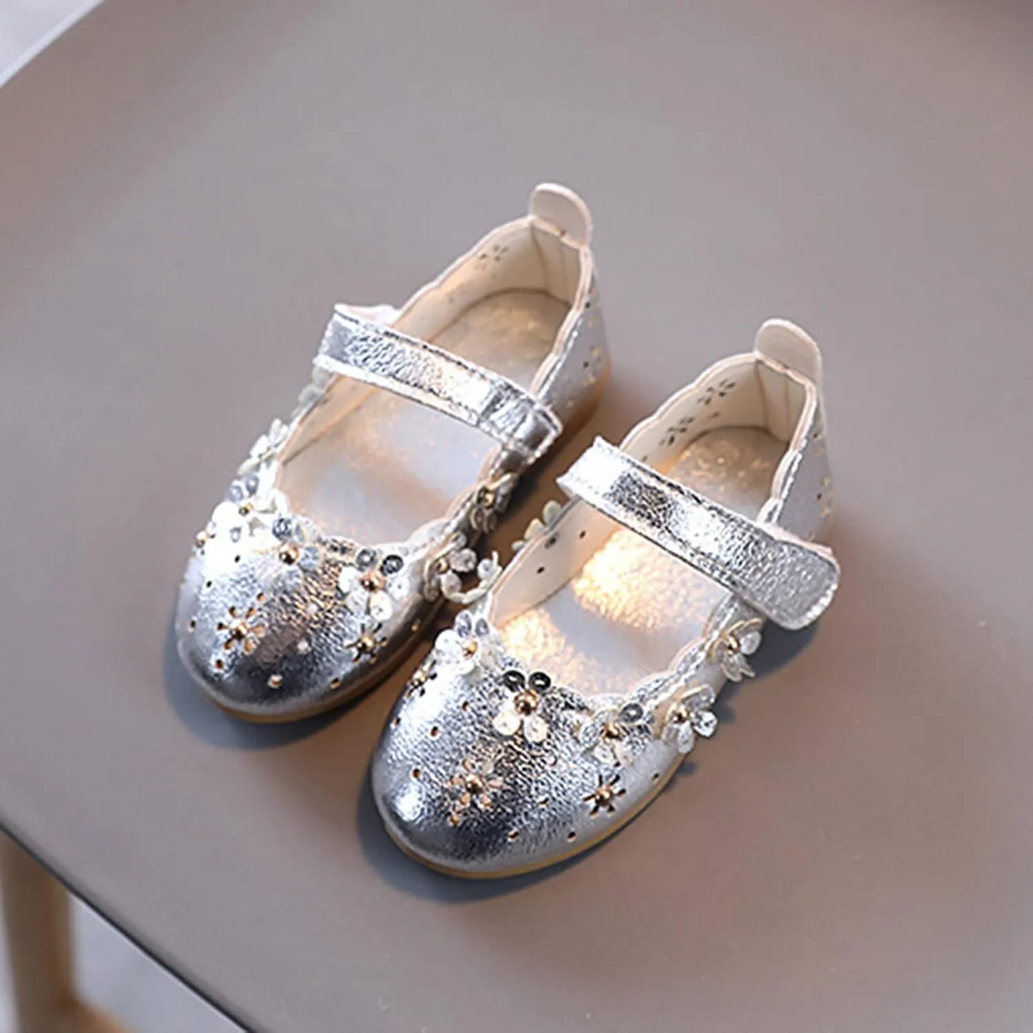 Children Low Heel Foot Warmer Girls Sandal Shoes Flower Shoes Hollow Flower Shoes Soft Sole Princess Sandals