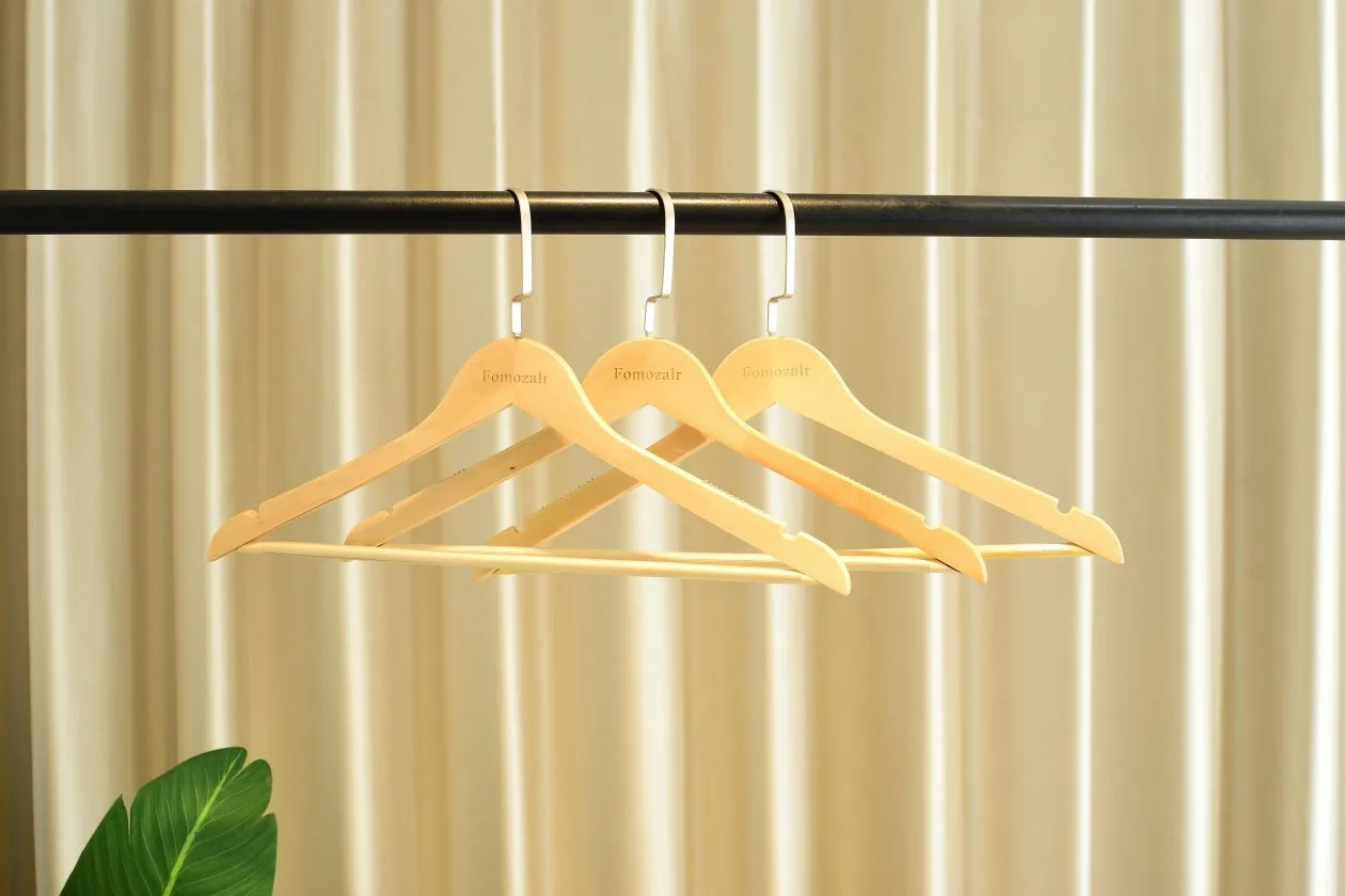 Fomozalr Coat hanger, Wooden Hangers - Pack of 20-360-Degree Rotatable Hook - Durable & Slim - Shoulder Grooves - Non-Slip Lightweight Hangers for Coats, Suits, Pant and Jackets - Natural Finish
