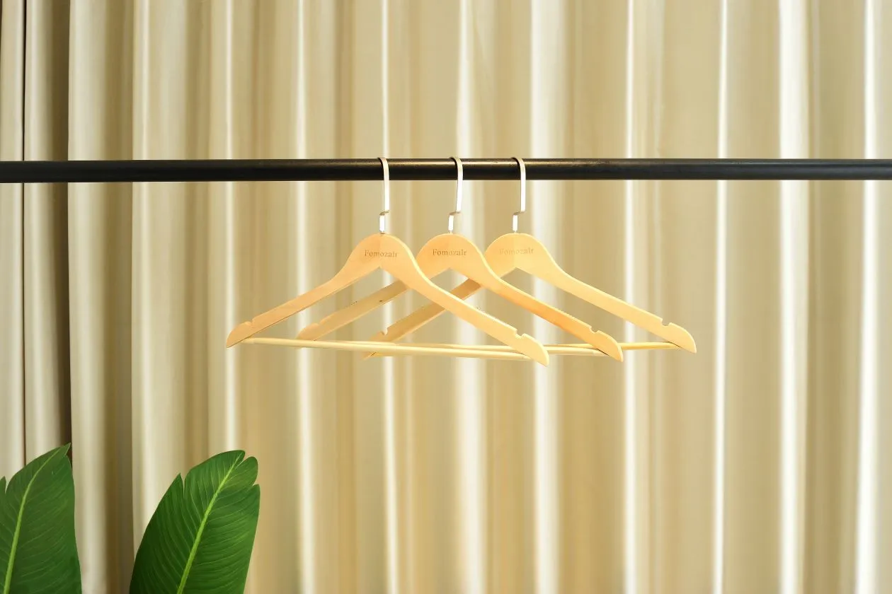 Fomozalr Coat hanger, Wooden Hangers - Pack of 20-360-Degree Rotatable Hook - Durable & Slim - Shoulder Grooves - Non-Slip Lightweight Hangers for Coats, Suits, Pant and Jackets - Natural Finish